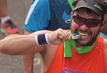 ¿Por qué los atletas muerden sus medallas? Por que los atletas muerden sus medallas